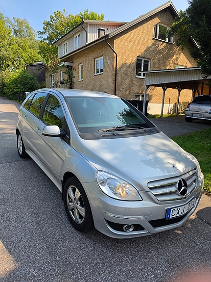 Mercedes-Benz B180 2 of 10