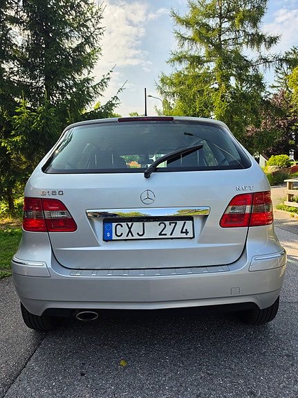 Mercedes-Benz B180 4 of 10