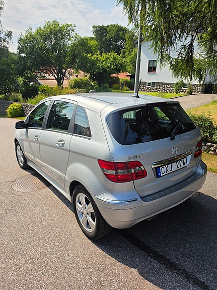 Mercedes-Benz B180 3 of 10