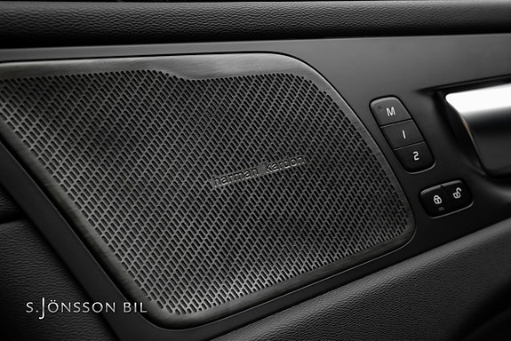 Volvo XC60 8 of 17