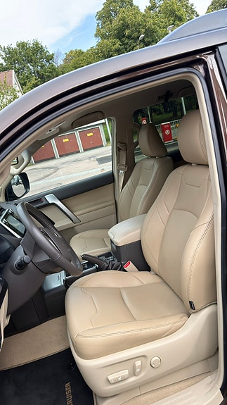 Toyota Land Cruiser 7 of 23