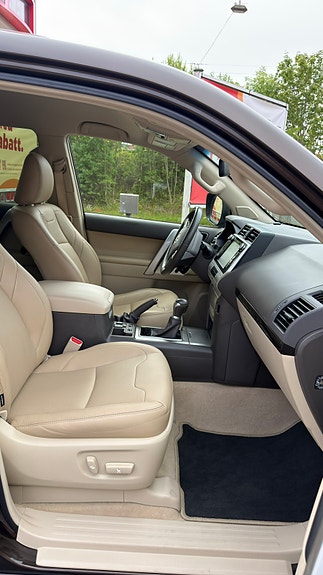 Toyota Land Cruiser 9 of 23