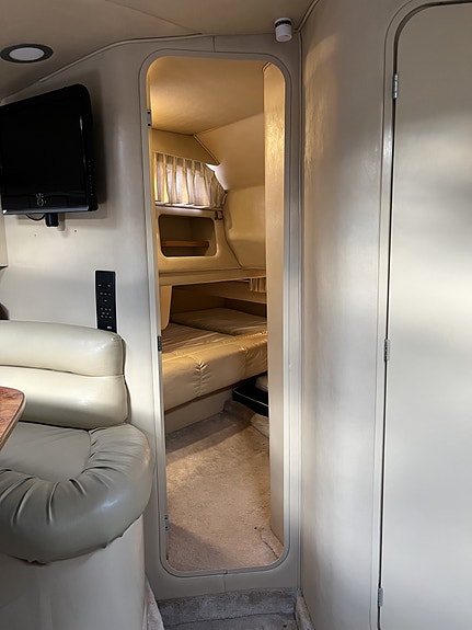 Sea Ray Sundancer 310 - perfekt familjebåt med bra planlösning 9 of 10