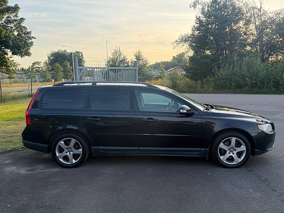 Volvo V70 2 of 8