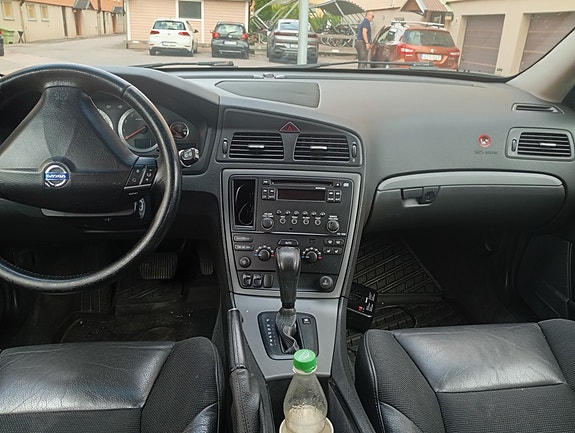 Volvo V70 2 of 8