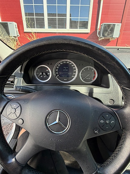 Mercedes-Benz C200 8 of 9