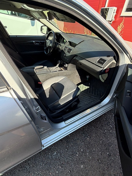 Mercedes-Benz C200 5 of 9