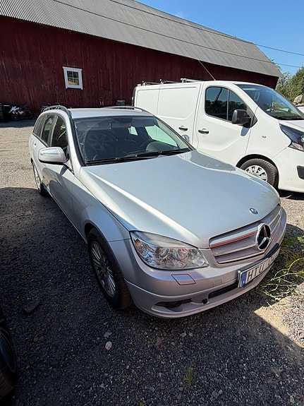 Mercedes-Benz C200 3 of 9