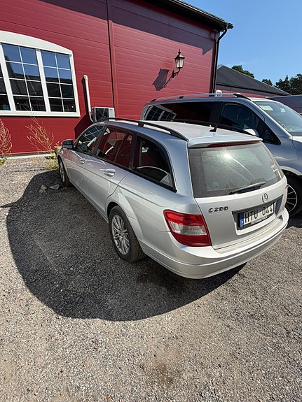 Mercedes-Benz C200 2 of 9