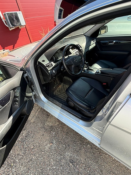 Mercedes-Benz C200 7 of 9