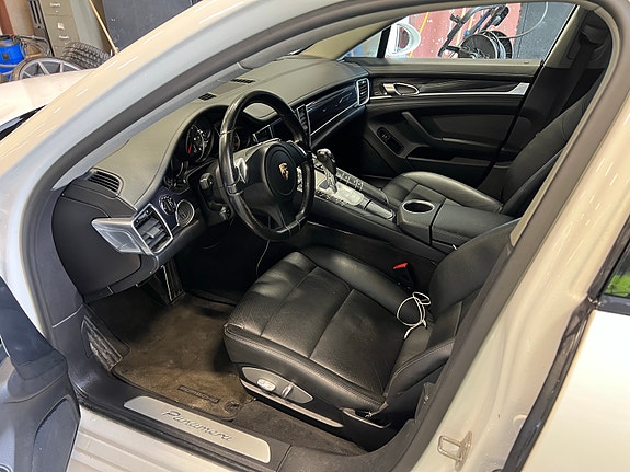 Porsche Panamera 4 of 9