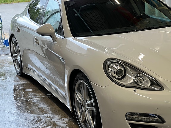 Porsche Panamera 2 of 9
