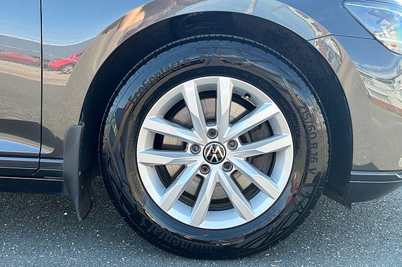 Volkswagen Passat 10 of 26