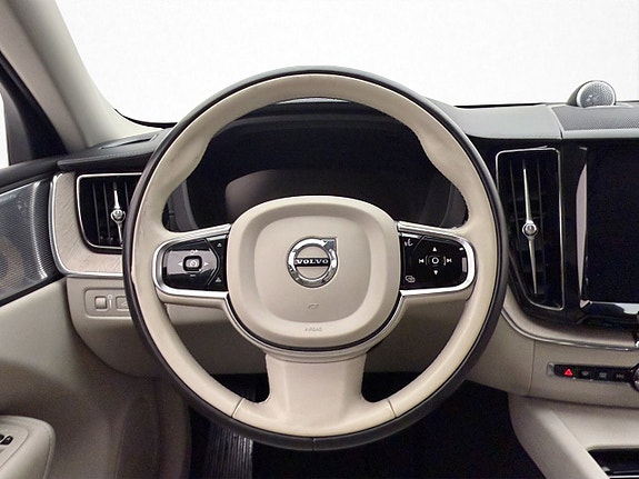 Volvo XC60 11 of 28
