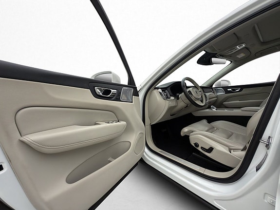 Volvo XC60 8 of 28