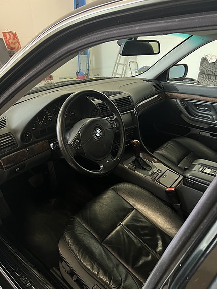 BMW 740i 4 of 6