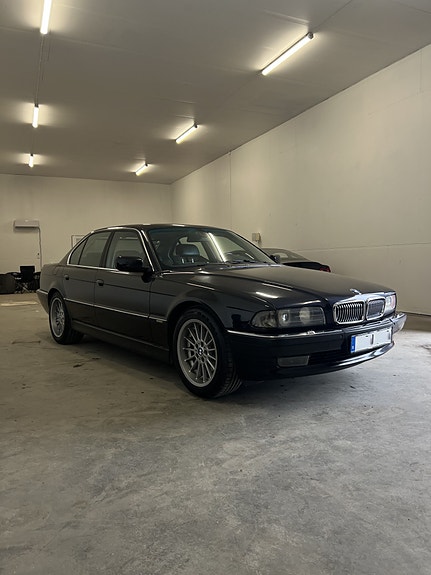 BMW 740i 3 of 6