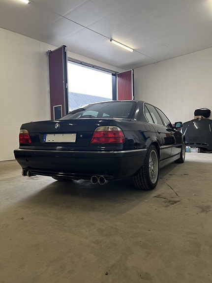 BMW 740i 5 of 6
