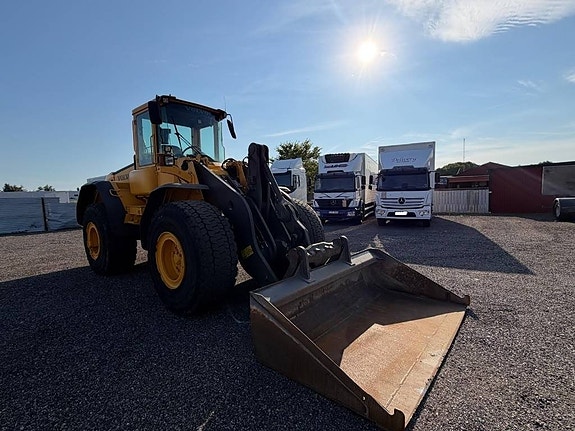Volvo L110E 2 of 24