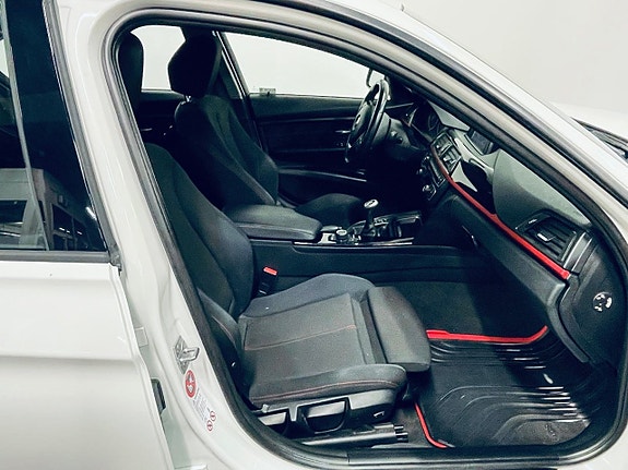 BMW 328i 9 of 16