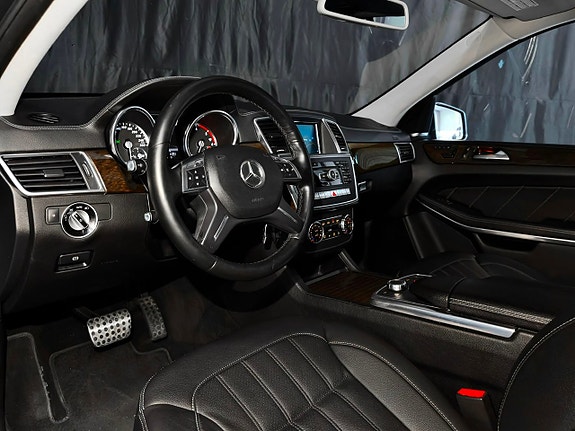Mercedes-Benz GL350 25 of 30