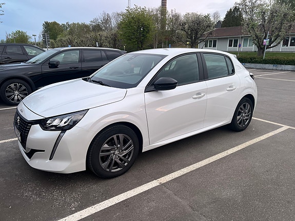 Peugeot 208 3 of 9