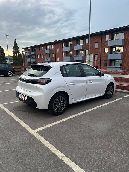 Peugeot 208 5 of 9