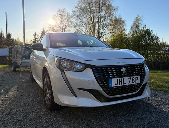 Peugeot 208 2 of 9