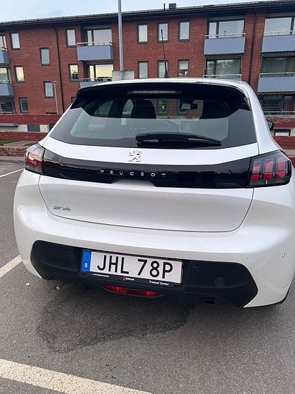 Peugeot 208 4 of 9