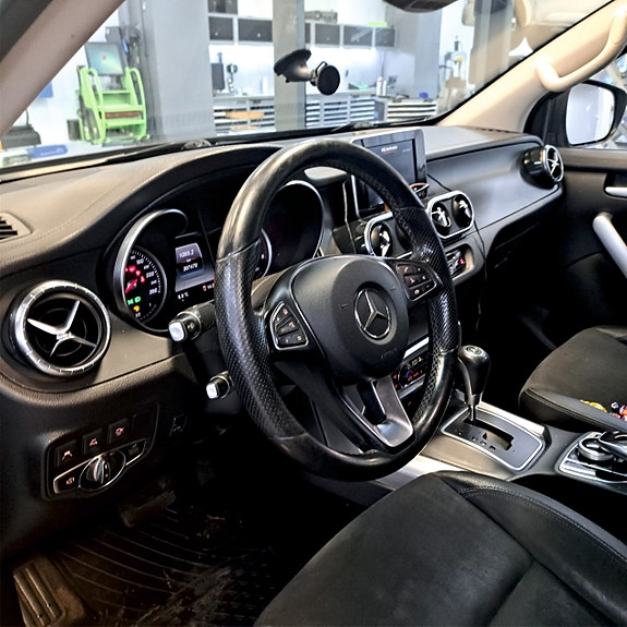 Mercedes-Benz X250 d 3 of 9