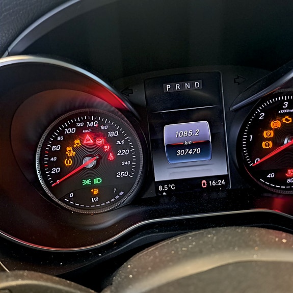 Mercedes-Benz X250 d 2 of 9