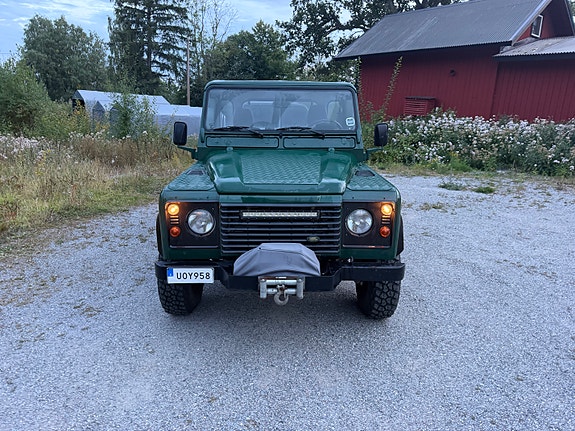 Land Rover Defender 110 3 of 6