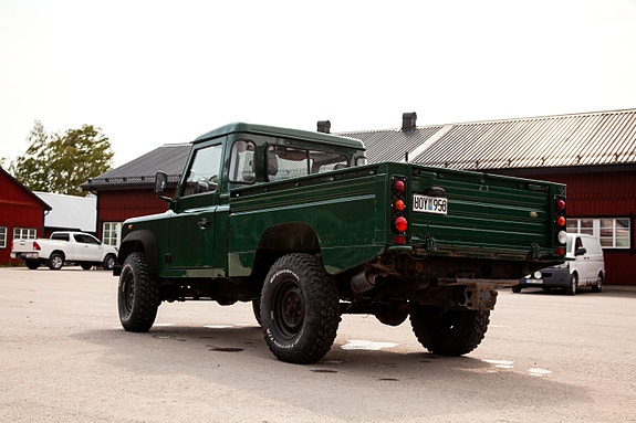 Land Rover Defender 110 2 of 6