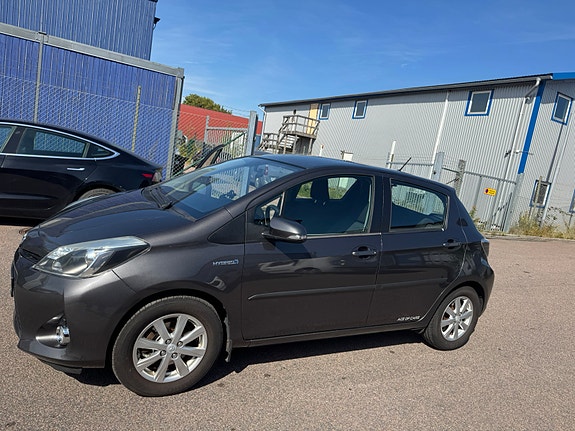 Toyota Yaris 2 of 10