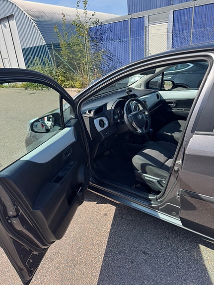 Toyota Yaris 6 of 10