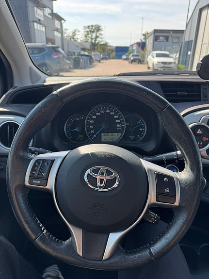 Toyota Yaris 5 of 10