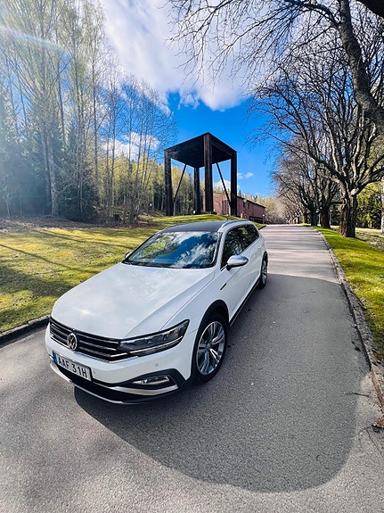 Volkswagen Passat Alltrack 2 of 13