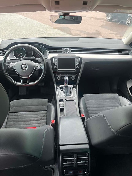 Volkswagen Passat 8 of 16