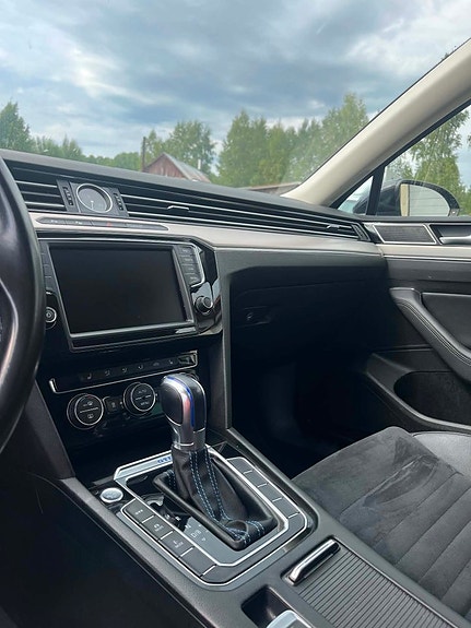 Volkswagen Passat 10 of 16