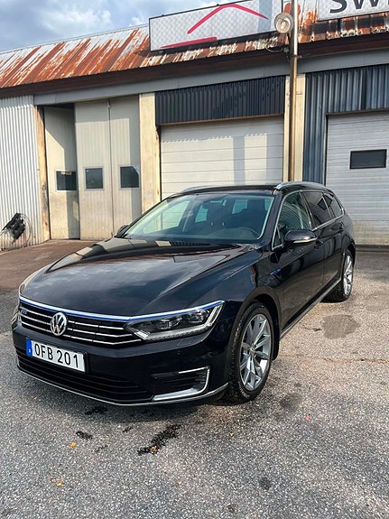 Volkswagen Passat 2 of 16