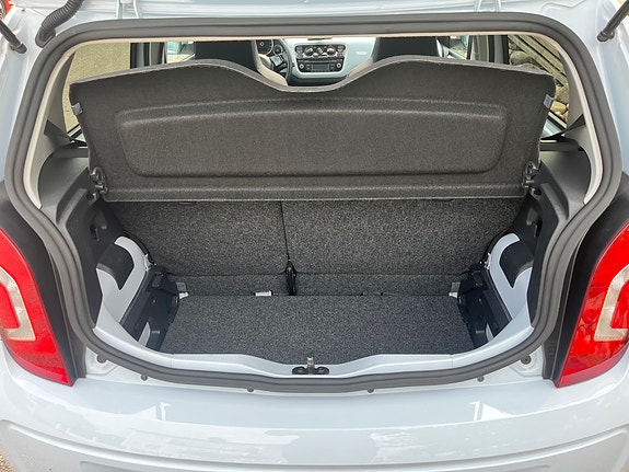Volkswagen UP! 6 of 8