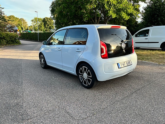 Volkswagen UP! 2 of 8