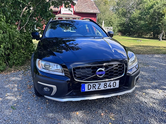 Volvo XC70 2 of 9