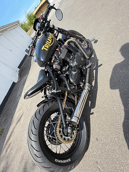 Triumph BONNEVILLE BOBBER BLACK 7 of 10