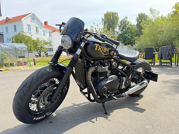 Triumph BONNEVILLE BOBBER BLACK 2 of 10