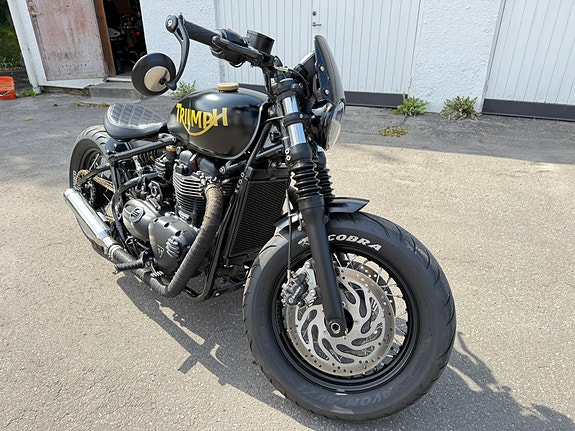 Triumph BONNEVILLE BOBBER BLACK 6 of 10