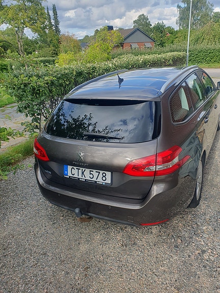 Peugeot 308 SW 2 of 5