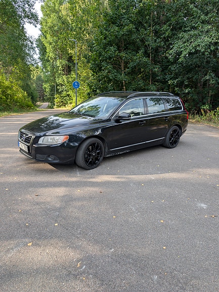 Volvo V70 2 of 7