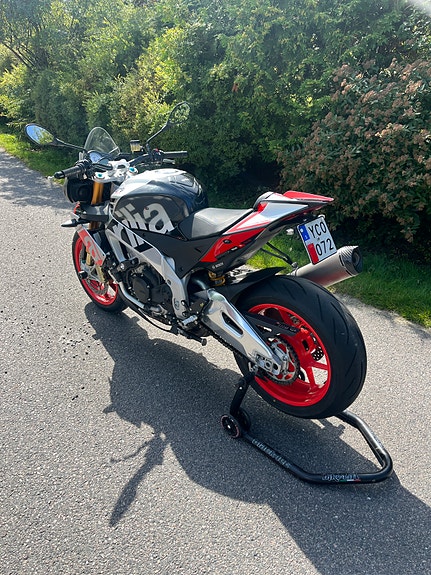 Aprilia Tuono V4 Factory 3 of 6