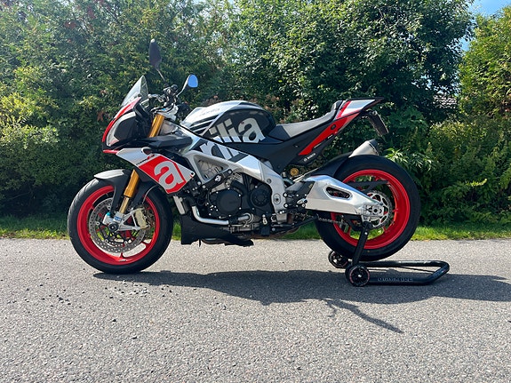 Aprilia Tuono V4 Factory 2 of 6